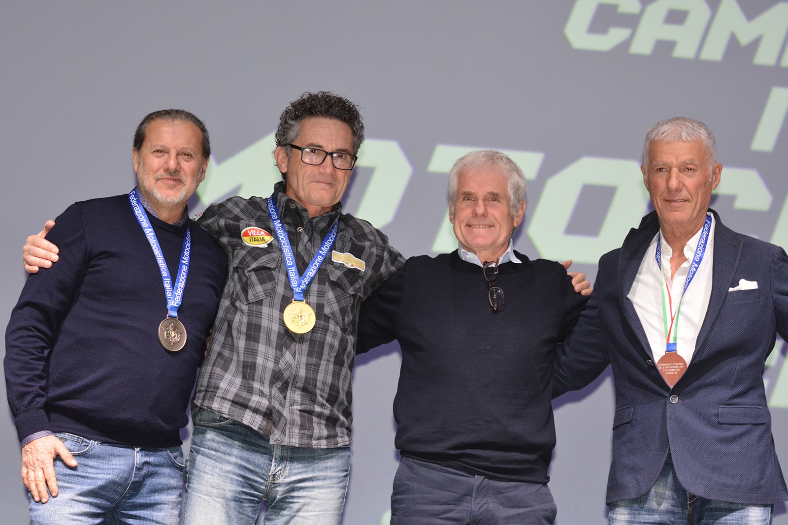 Michele Rinaldi y Franco Rossi premian a los campeones de motocross de la Época